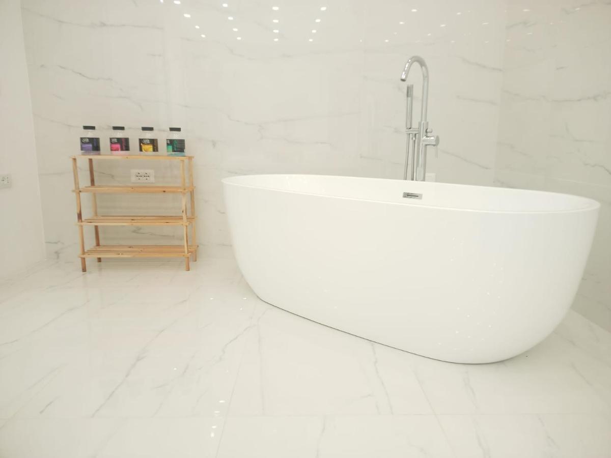 Elegant Basement Suite Orosei Esterno foto